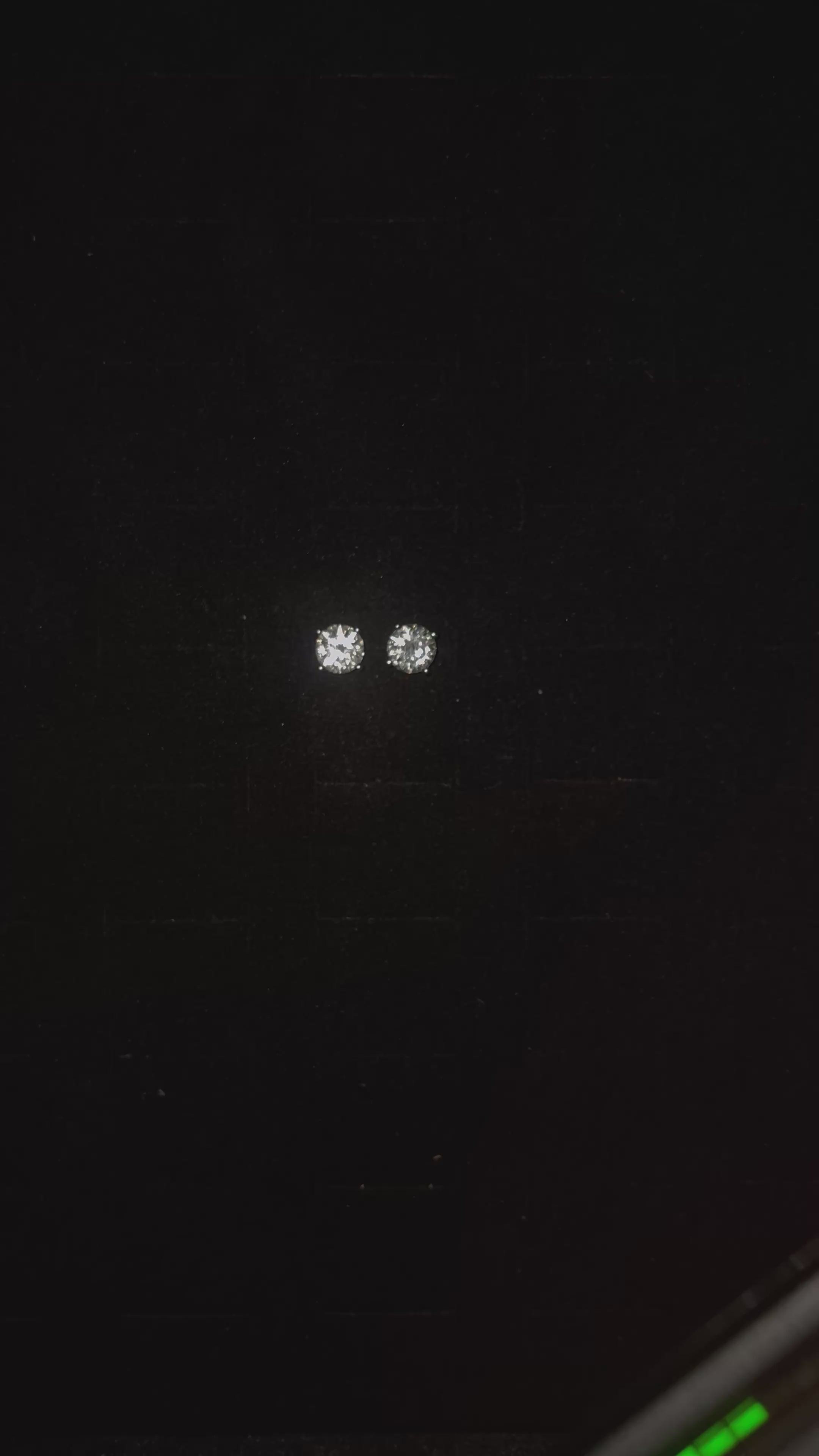 Kolczyki z moissanitem 8 mm - eleganckie sztyfty srebrne | AuraJewellery